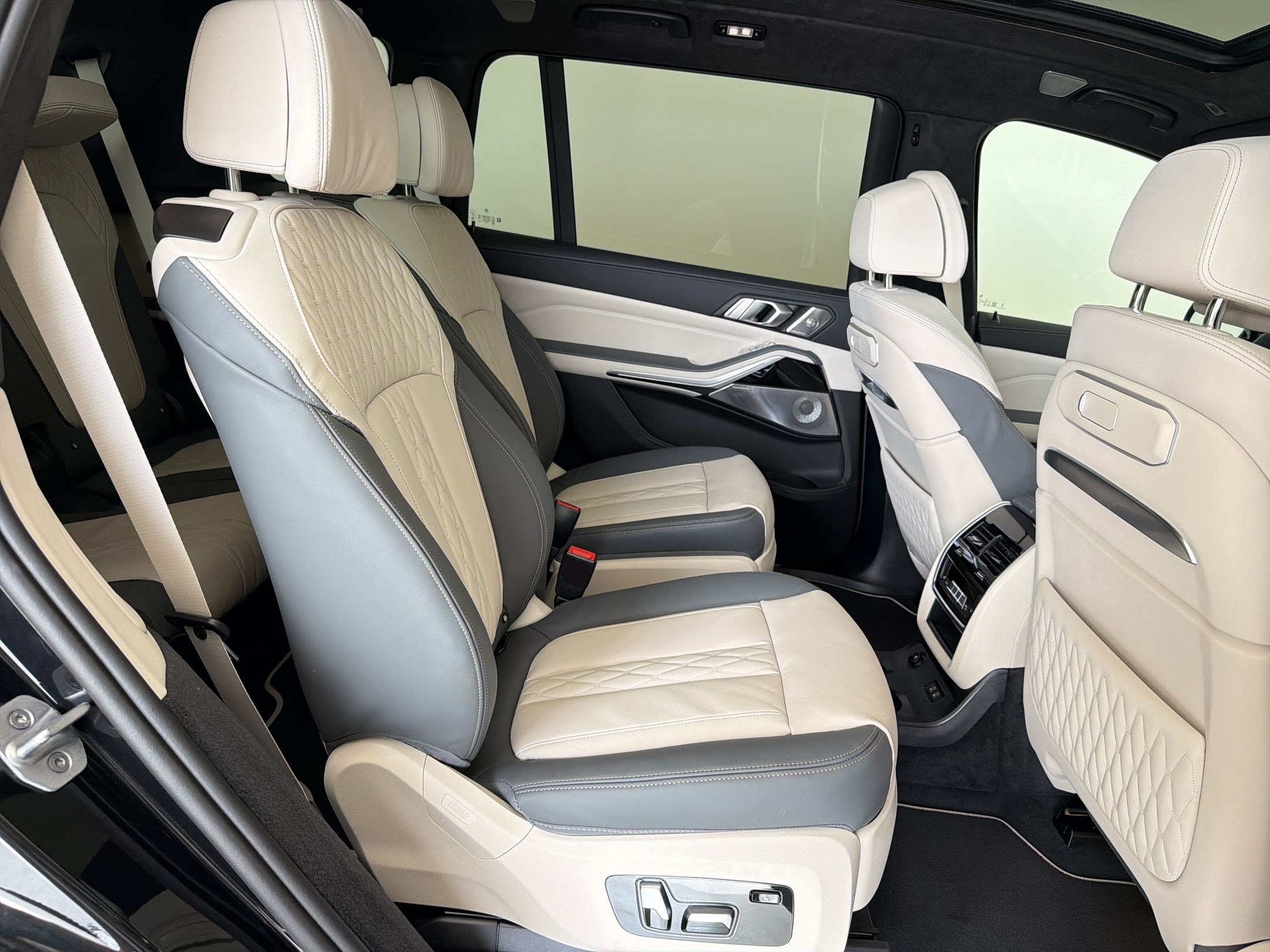 New 2026 BMW ALPINA XB7 AWD/4WD image 30