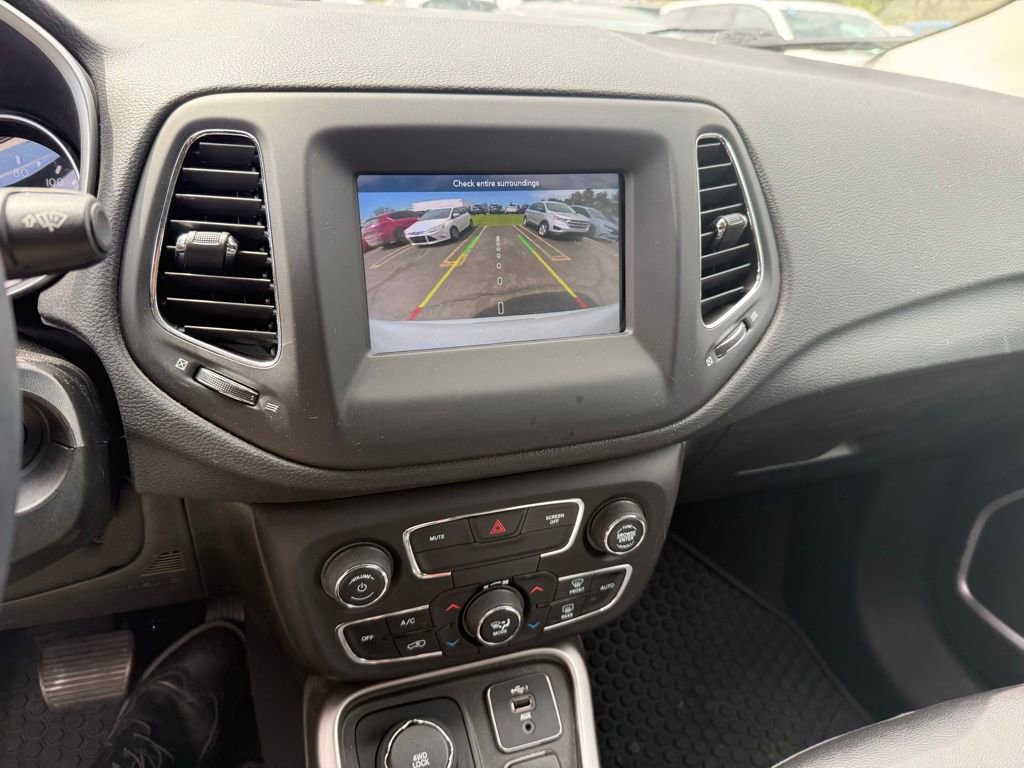 Used 2019 Jeep Compass Latitude w/ Cold Weather Group AWD/4WD image 11