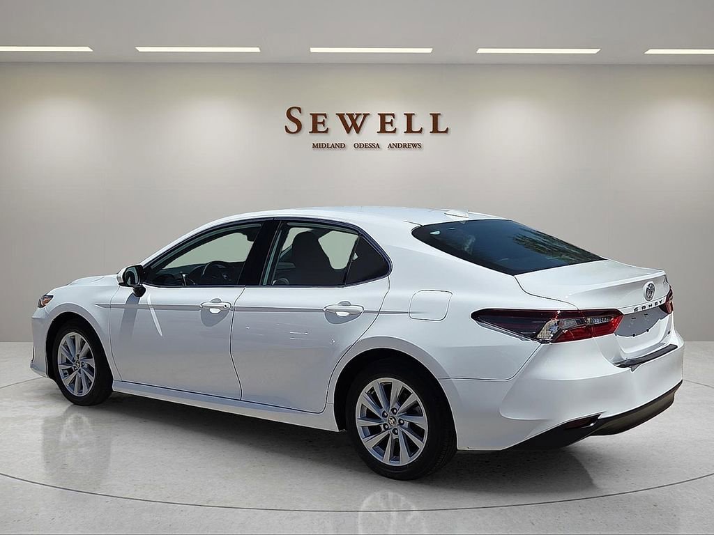 Used 2022 Toyota Camry LE FWD image 3