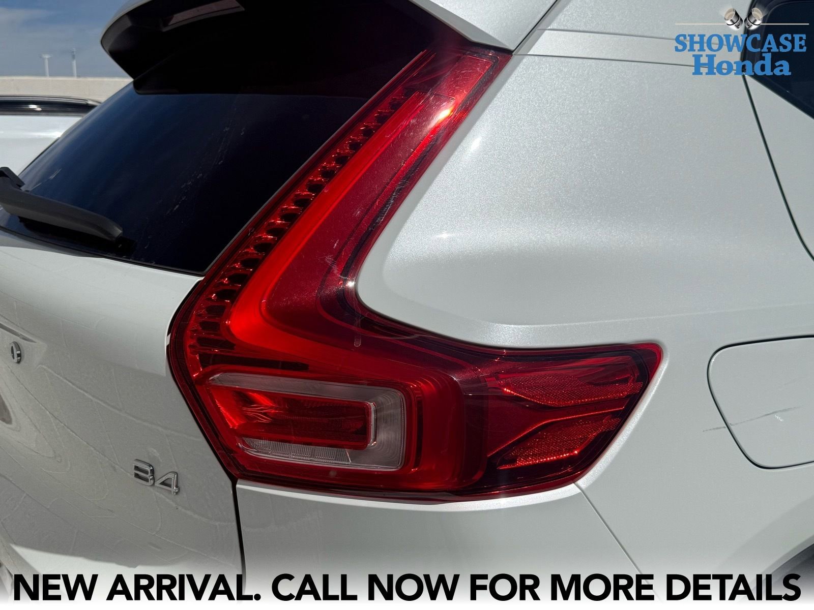 Used 2023 Volvo XC40 B4 Ultimate image 11