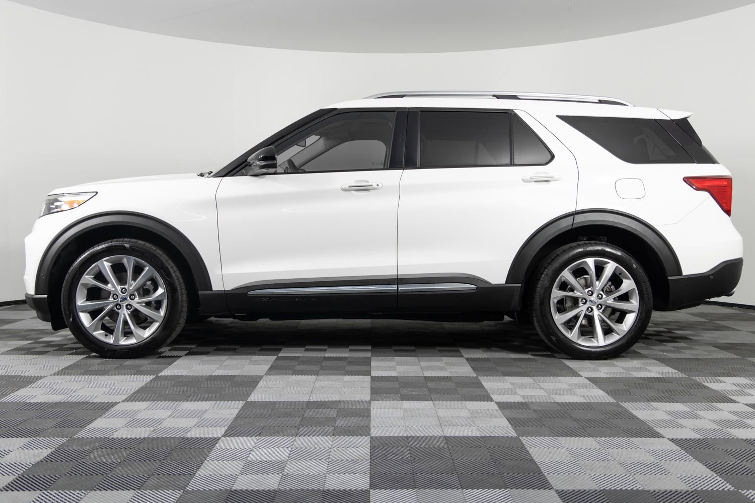 Used 2021 Ford Explorer Platinum w/ Equipment Group 601A image 3