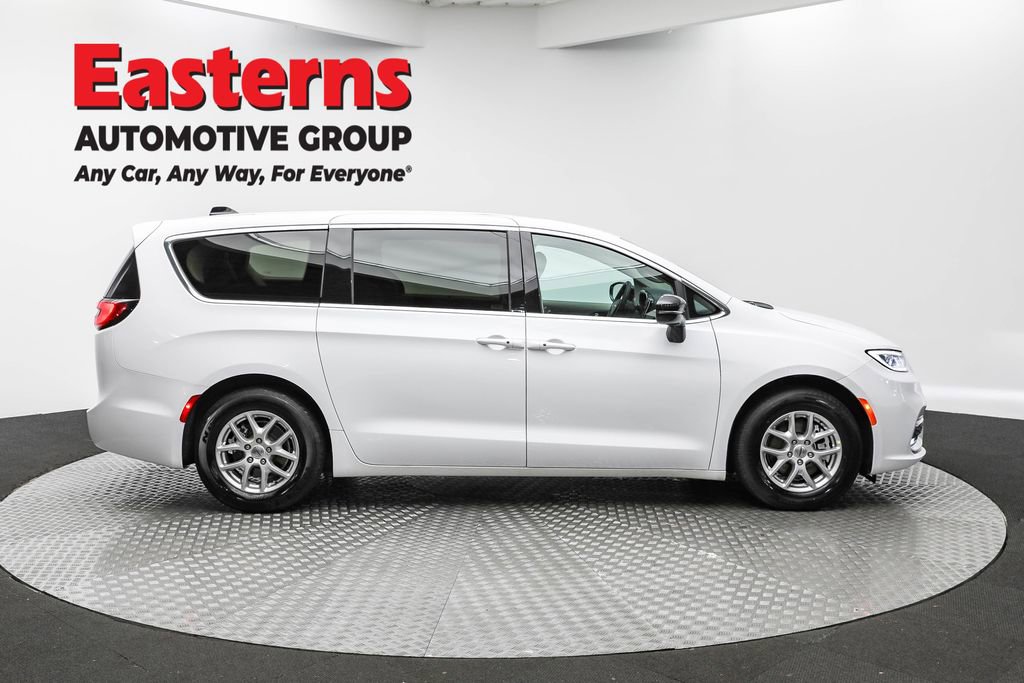 Used 2024 Chrysler Pacifica Touring-L image 4