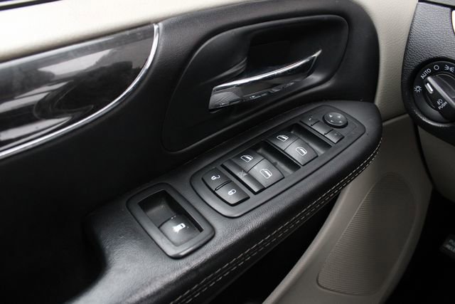 Used 2014 Chrysler Town & Country Touring-L w/ Driver Convenience Group image 4
