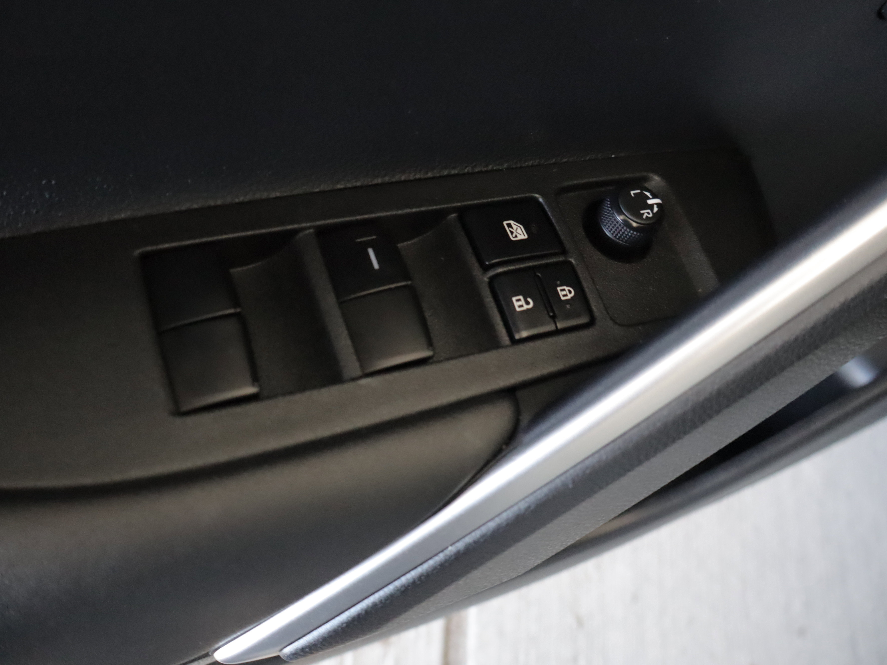 Used 2023 Toyota Corolla Cross LE w/ Moonroof Package image 12
