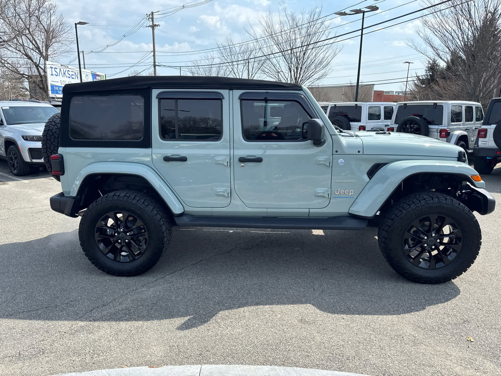Used 2024 Jeep Wrangler Sahara w/ Technology Group image 7
