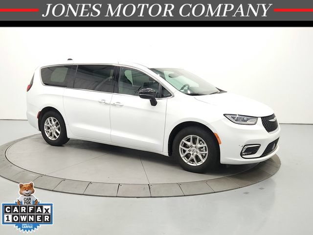 Used 2025 Chrysler Pacifica Select FWD image 1