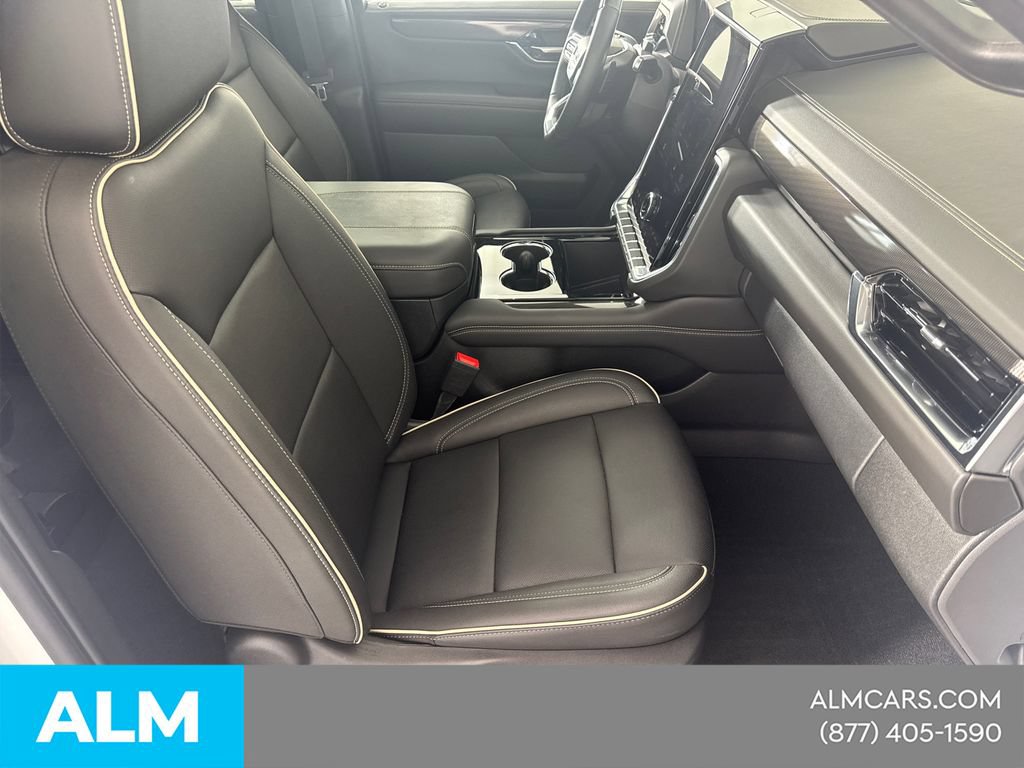 Used 2025 GMC Yukon Elevation w/ Elevation Premium Package AWD/4WD image 16
