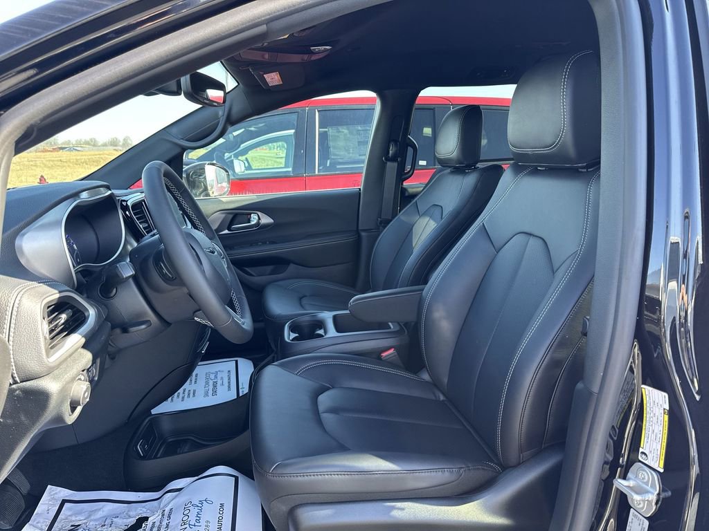 New 2026 Chrysler Pacifica Select FWD image 11