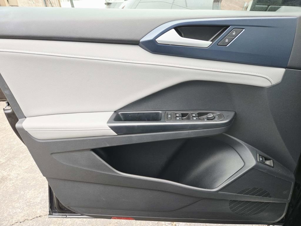 Used 2024 Volkswagen Taos SE image 31