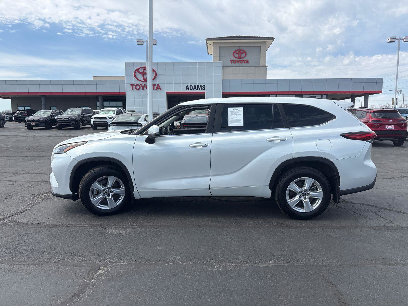 Used 2023 Toyota Highlander LE image 4