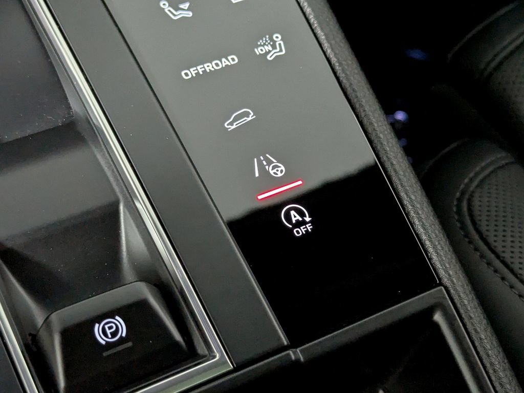 Used 2025 Porsche Macan AWD/4WD image 21