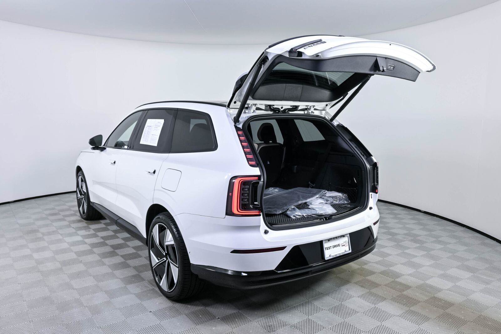 Certified 2025 Volvo EX90 Ultra AWD/4WD image 33
