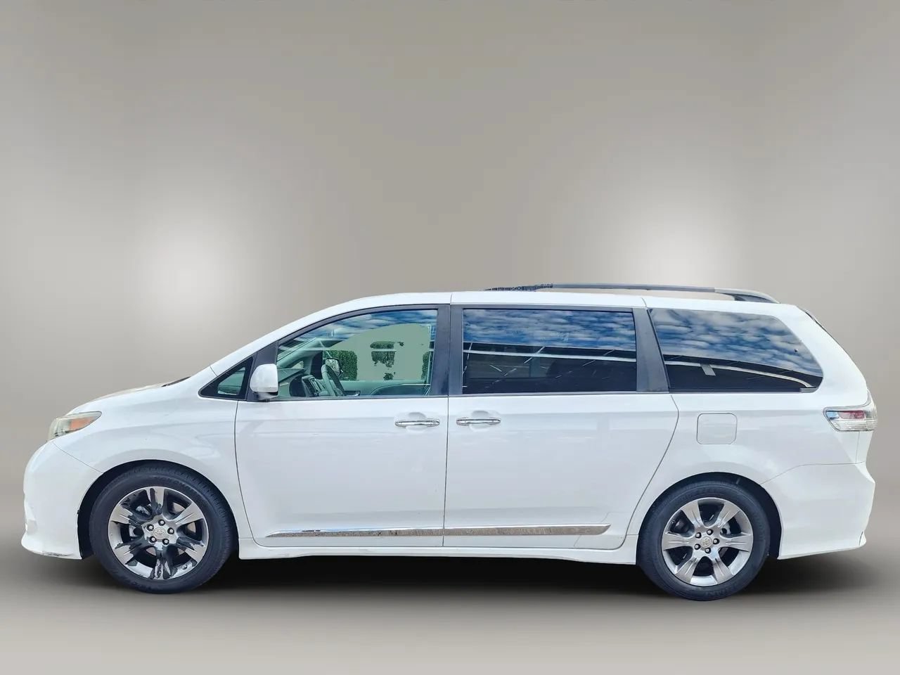 Used 2014 Toyota Sienna SE FWD image 5