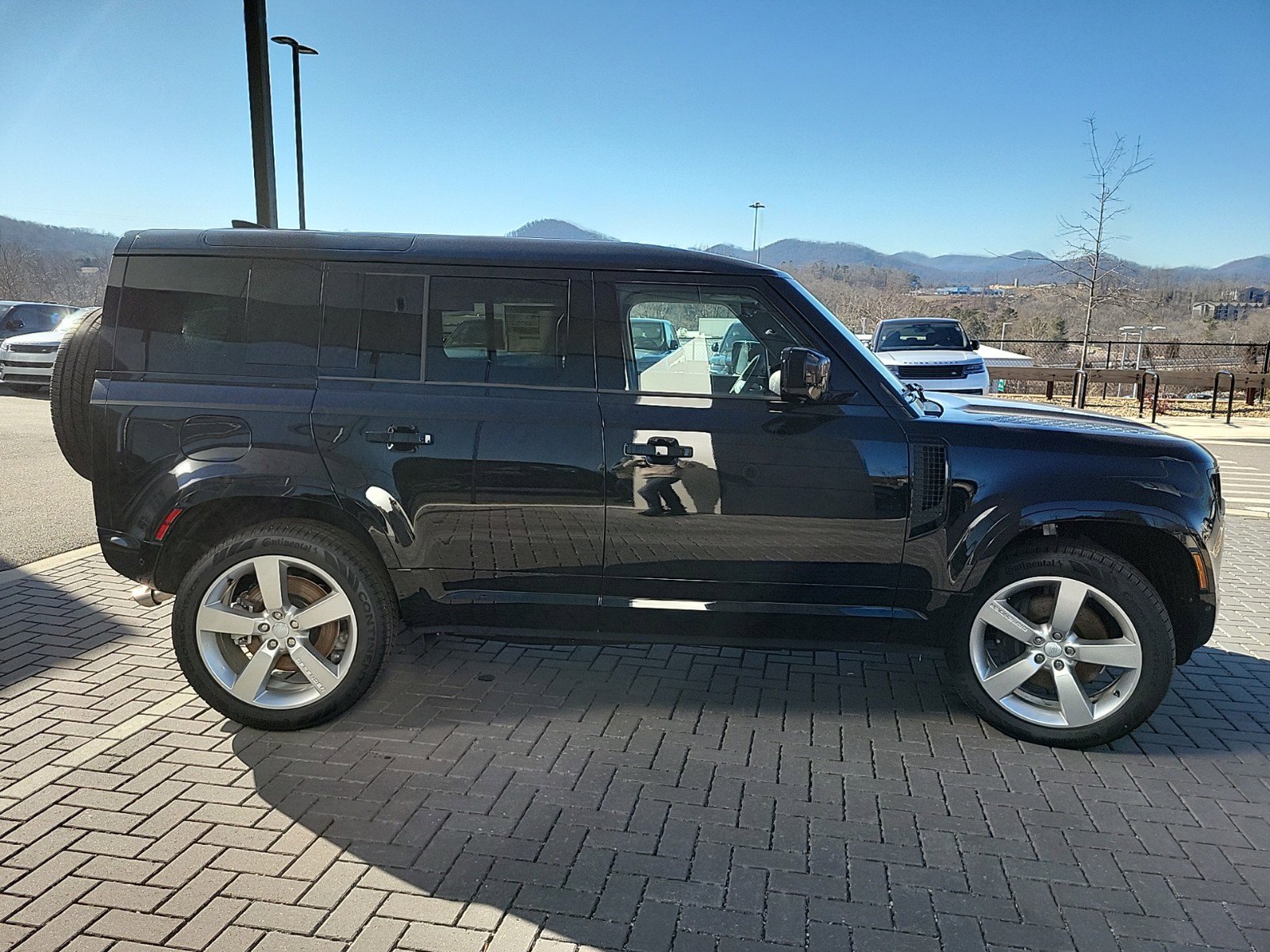 Used 2025 Land Rover Defender 110 X-Dynamic SE AWD/4WD image 4