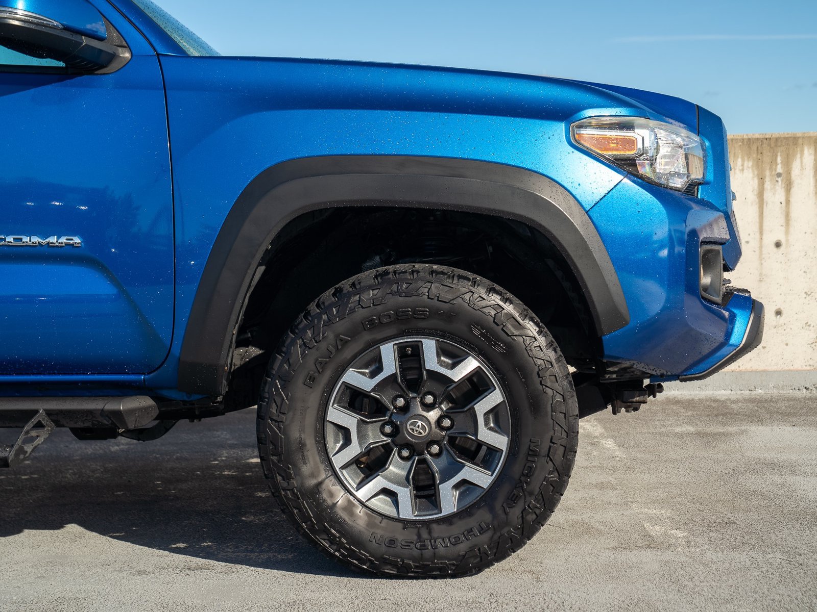 Used 2017 Toyota Tacoma TRD Off-Road w/ Premium & Technology Package AWD/4WD image 15