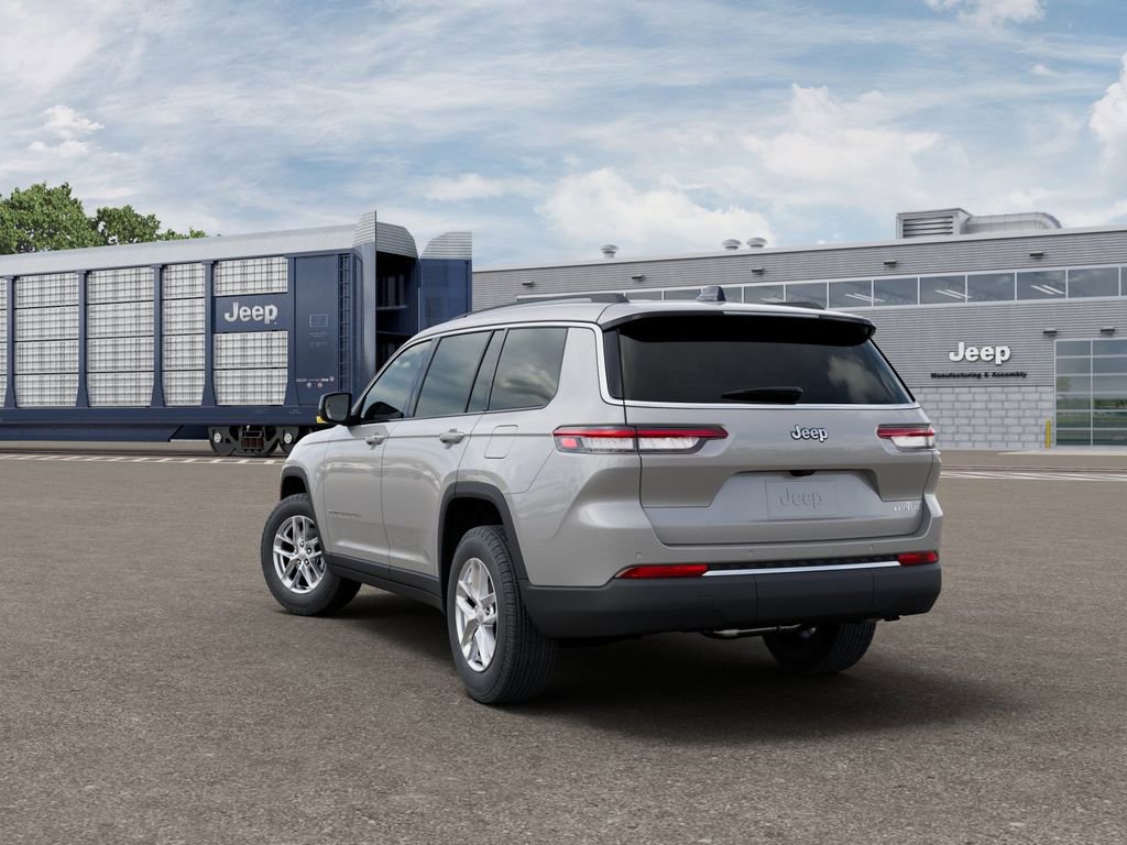 Used 2025 Jeep Grand Cherokee L Laredo image 3