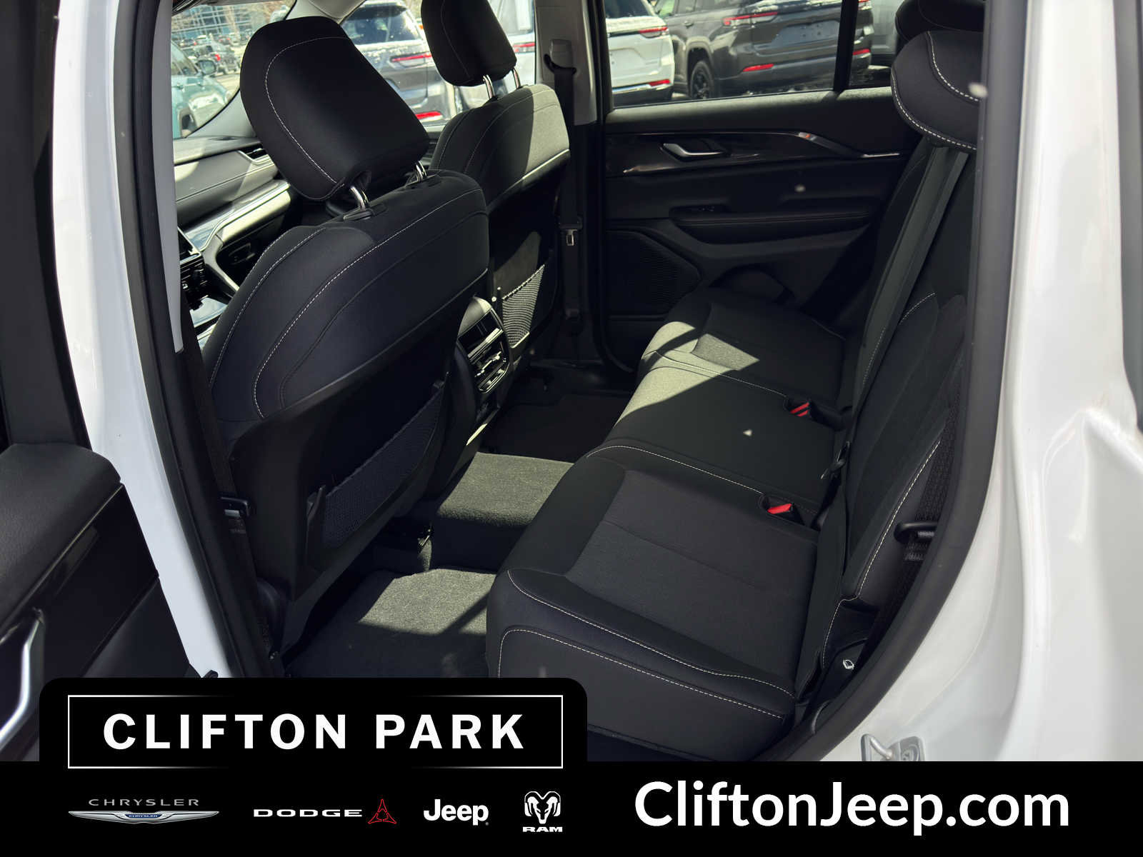 Certified 2023 Jeep Grand Cherokee Laredo AWD/4WD image 14