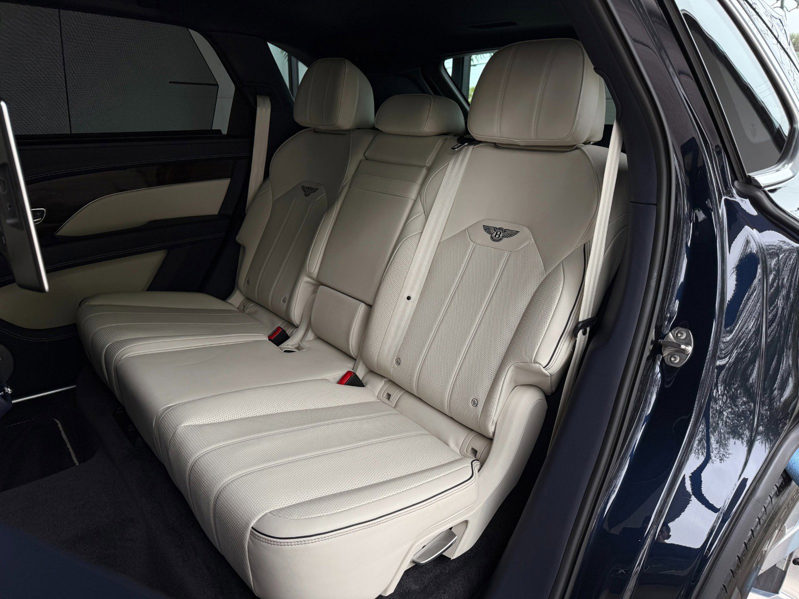 Used 2023 Bentley Bentayga Extended Wheelbase image 27