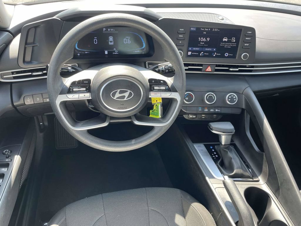 Certified 2025 Hyundai Elantra SE w/ Cargo Package FWD image 10