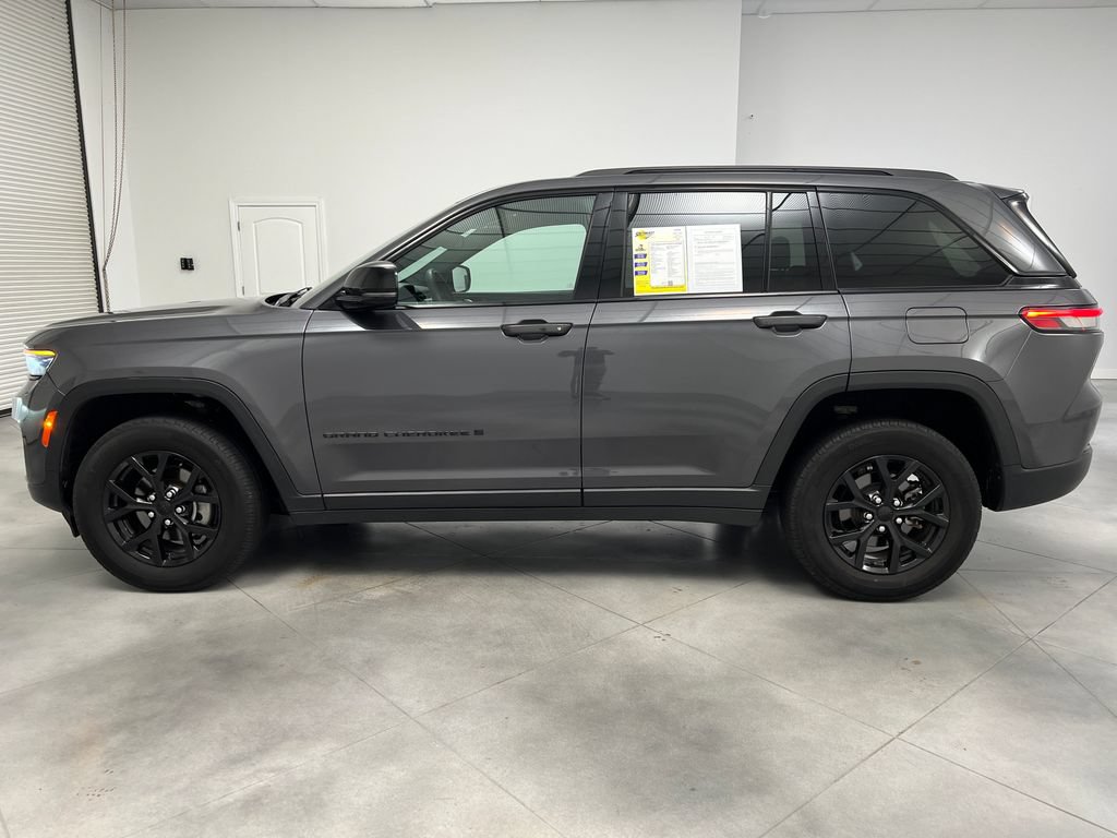 Used 2024 Jeep Grand Cherokee Altitude RWD image 5