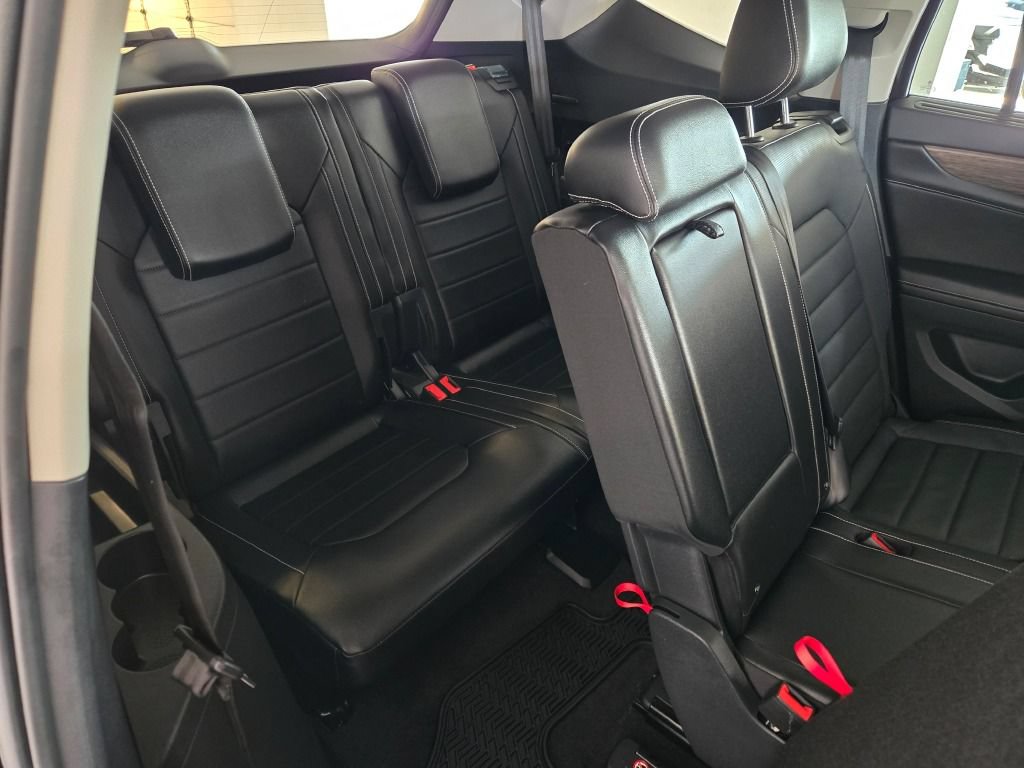 Used 2024 Volkswagen Atlas SEL AWD/4WD image 11