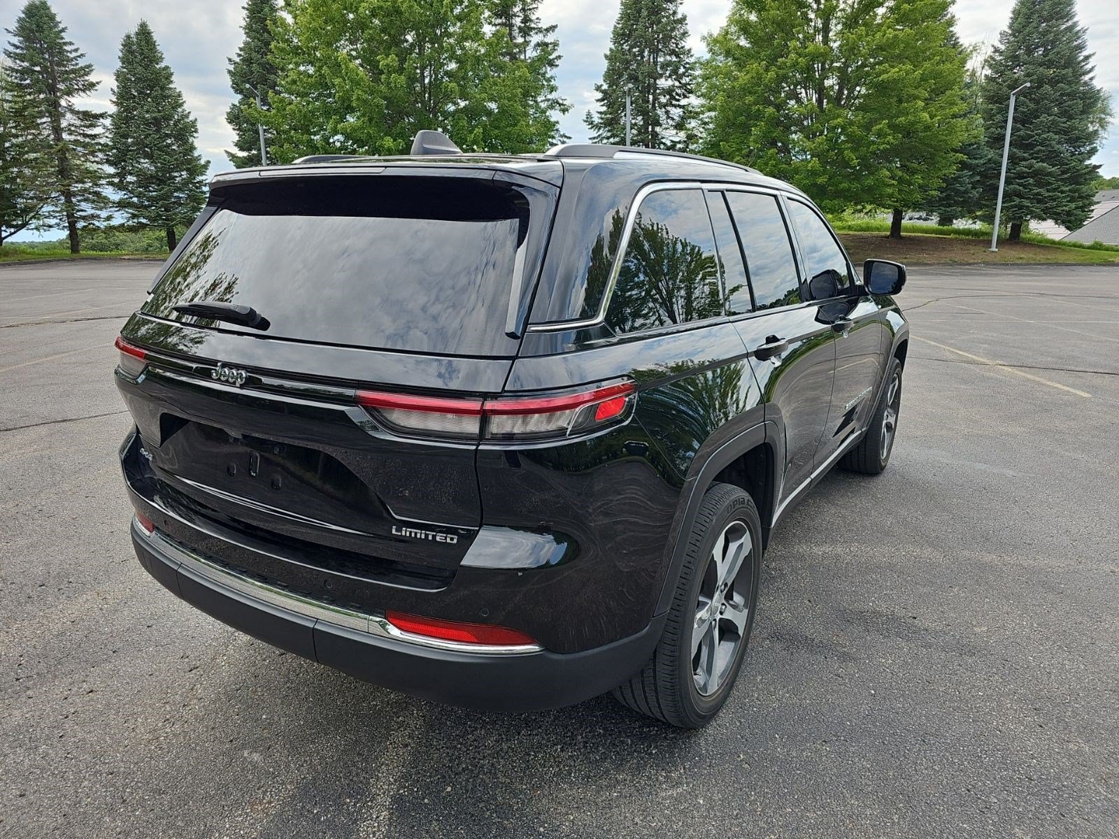 Used 2023 Jeep Grand Cherokee Limited AWD/4WD image 6