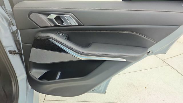 Used 2025 BMW X5 xDrive40i w/ M Sport Package image 29
