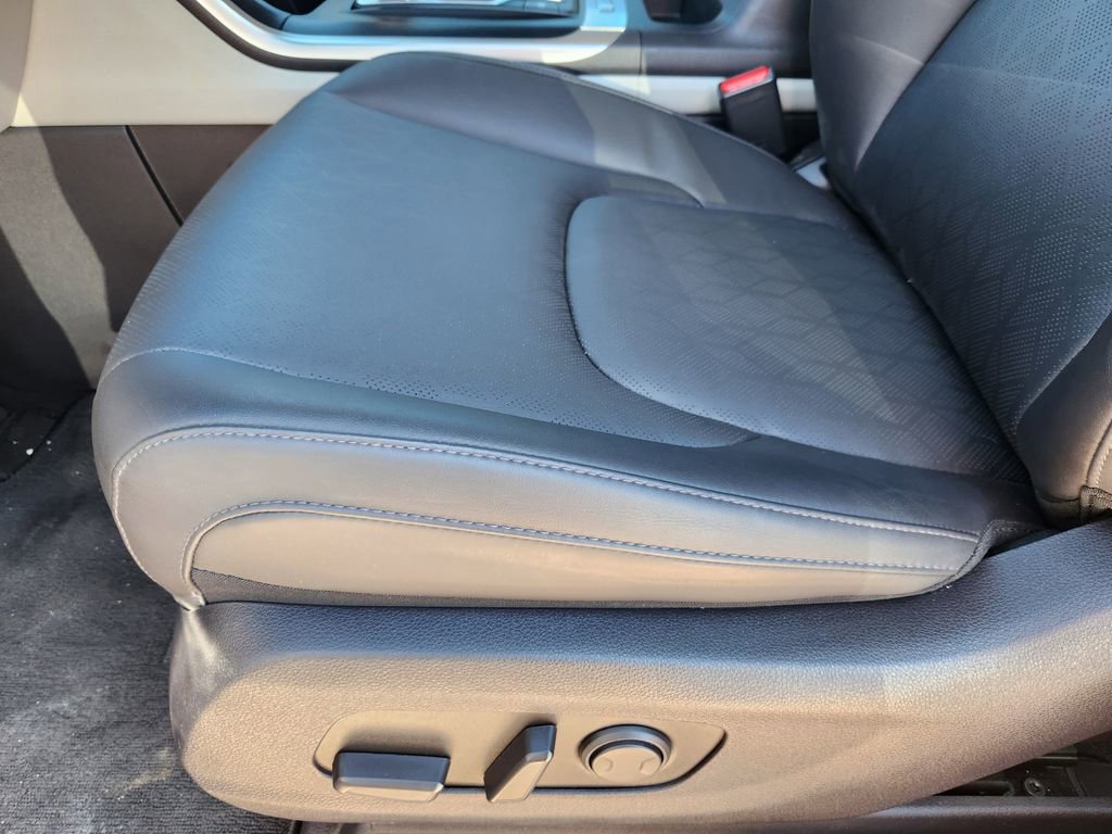 Used 2024 Kia Carnival LX image 23