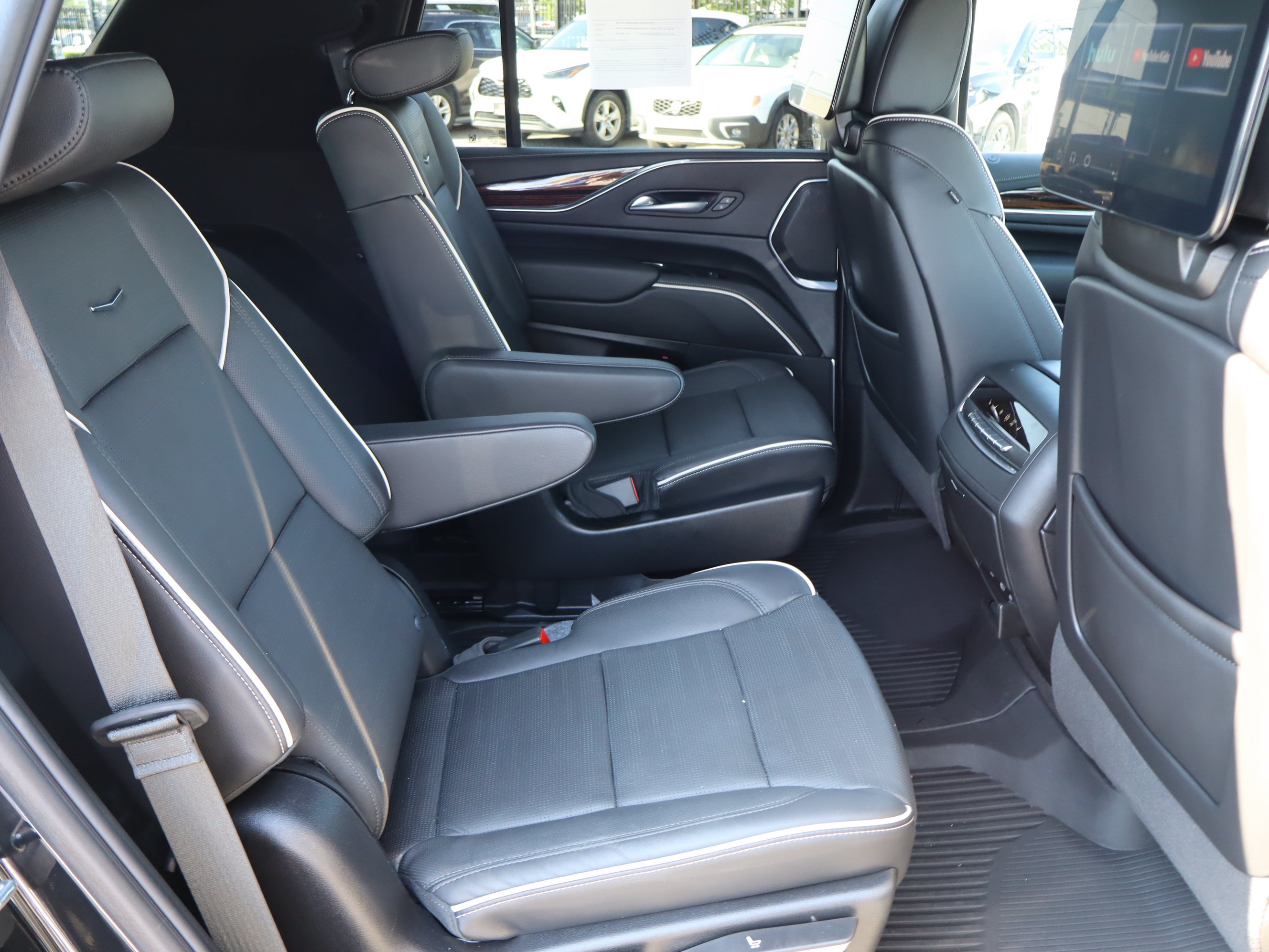 Used 2024 Cadillac Escalade Premium Luxury AWD/4WD image 38
