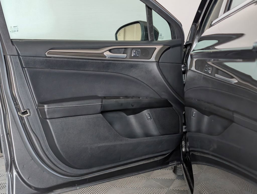 Used 2018 Ford Fusion SE w/ Equipment Group 602A FWD image 23