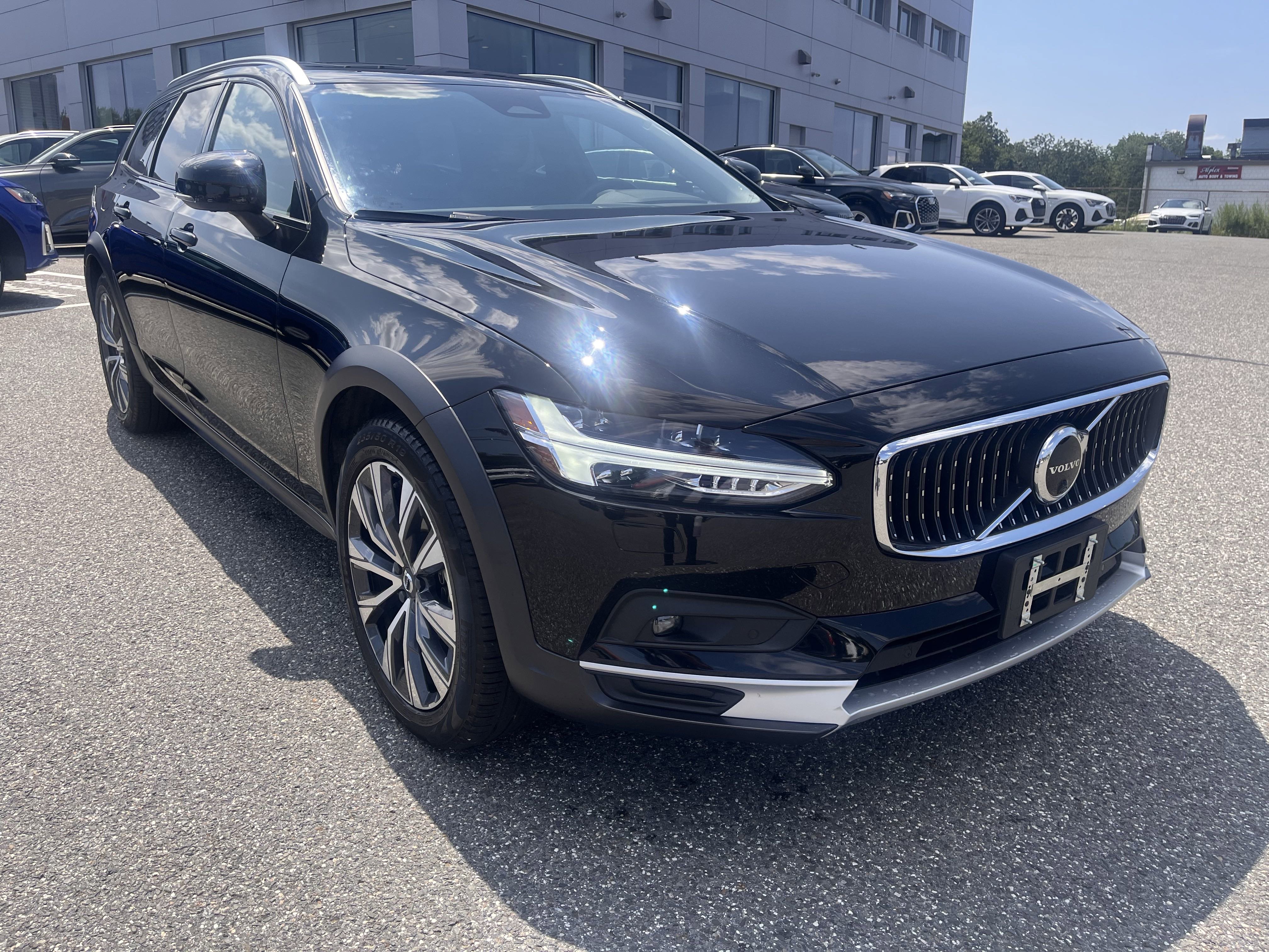 Certified 2023 Volvo V90 B6 Cross Country Plus image 1