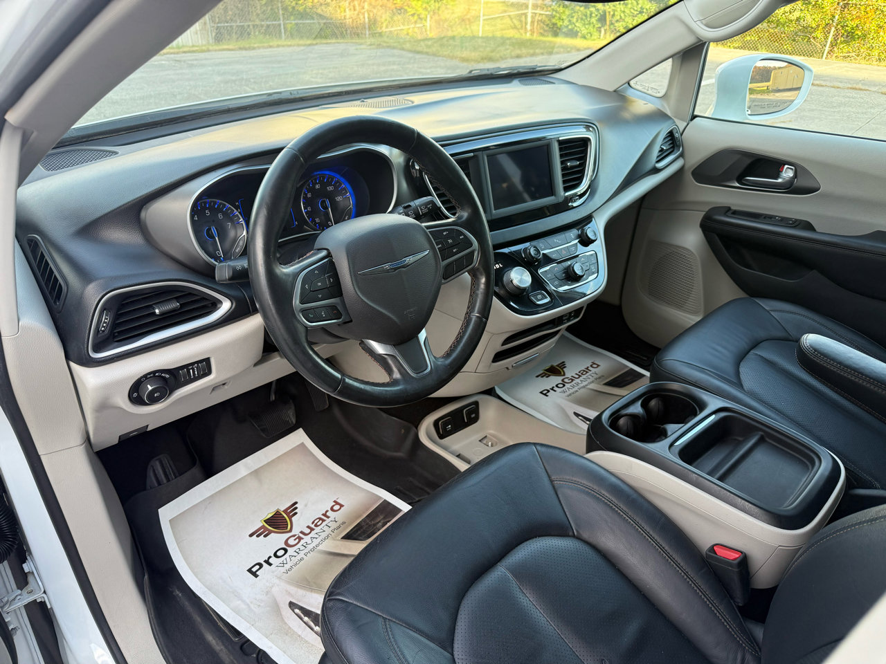 Used 2020 Chrysler Pacifica Touring-L image 18