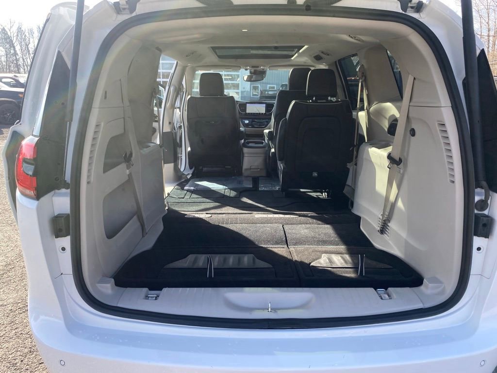 Used 2024 Chrysler Pacifica Limited image 23