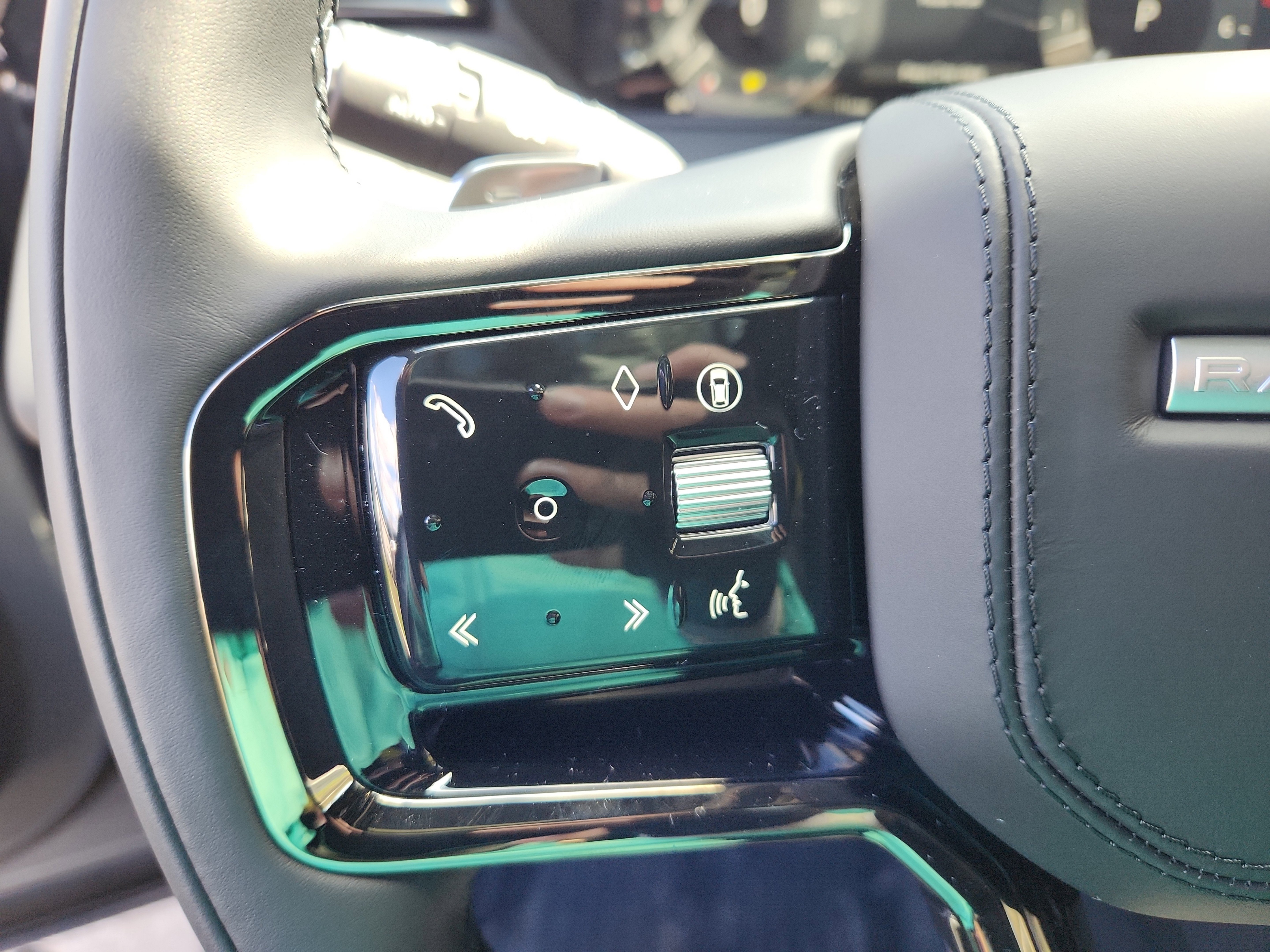 New 2026 Land Rover Range Rover Velar Dynamic SE image 19