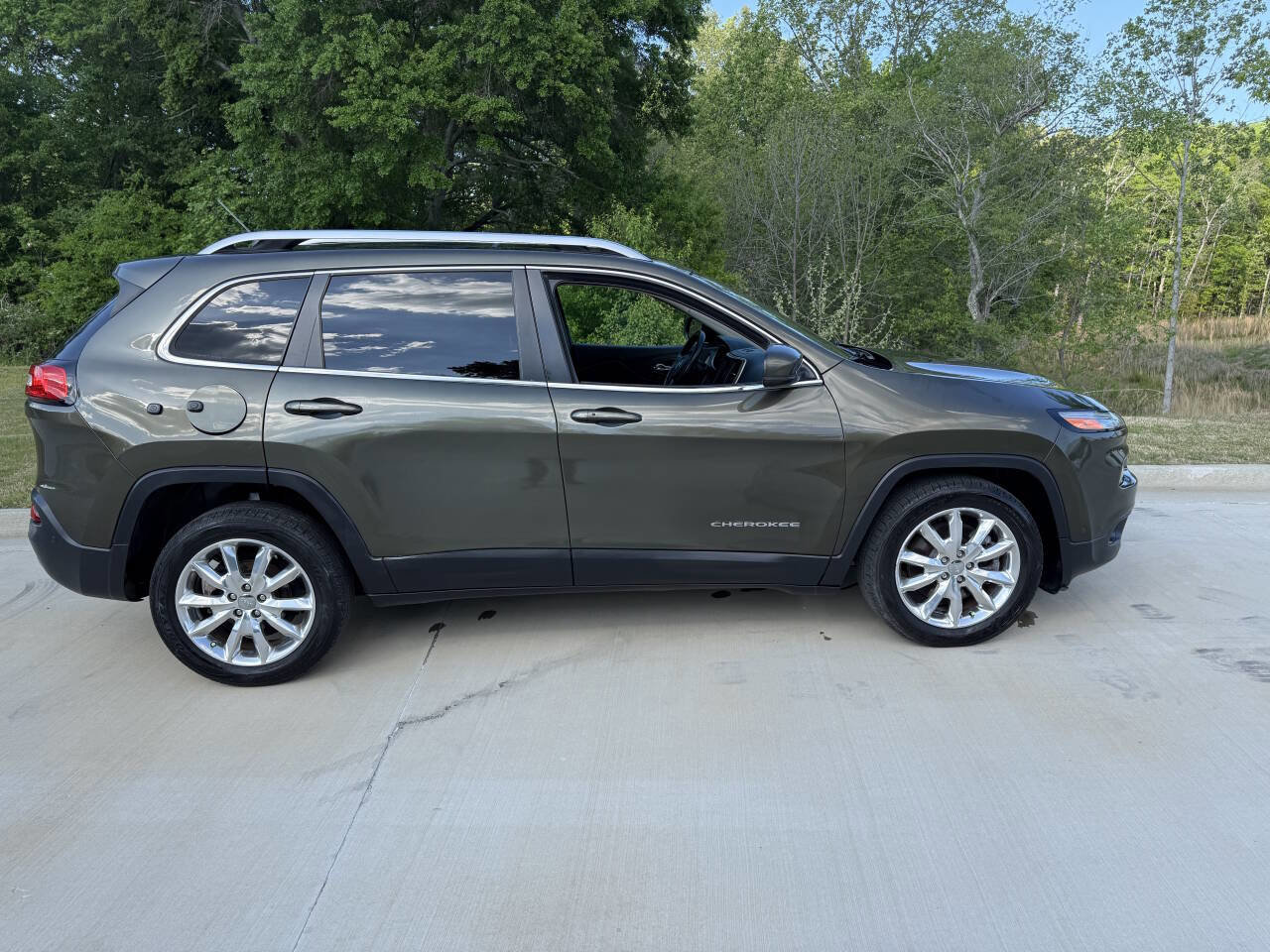 Used 2015 Jeep Cherokee Limited w/ Luxury Group FWD image 5