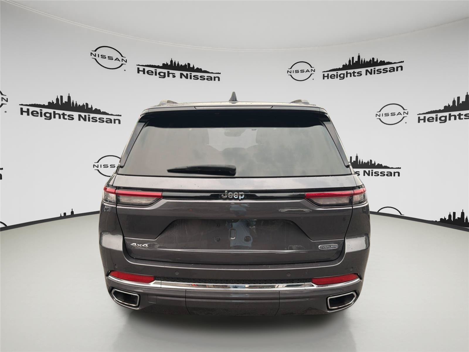 Used 2023 Jeep Grand Cherokee Overland AWD/4WD image 4