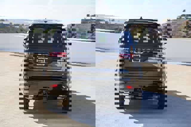 New 2025 Land Rover Discovery Dynamic SE image 5