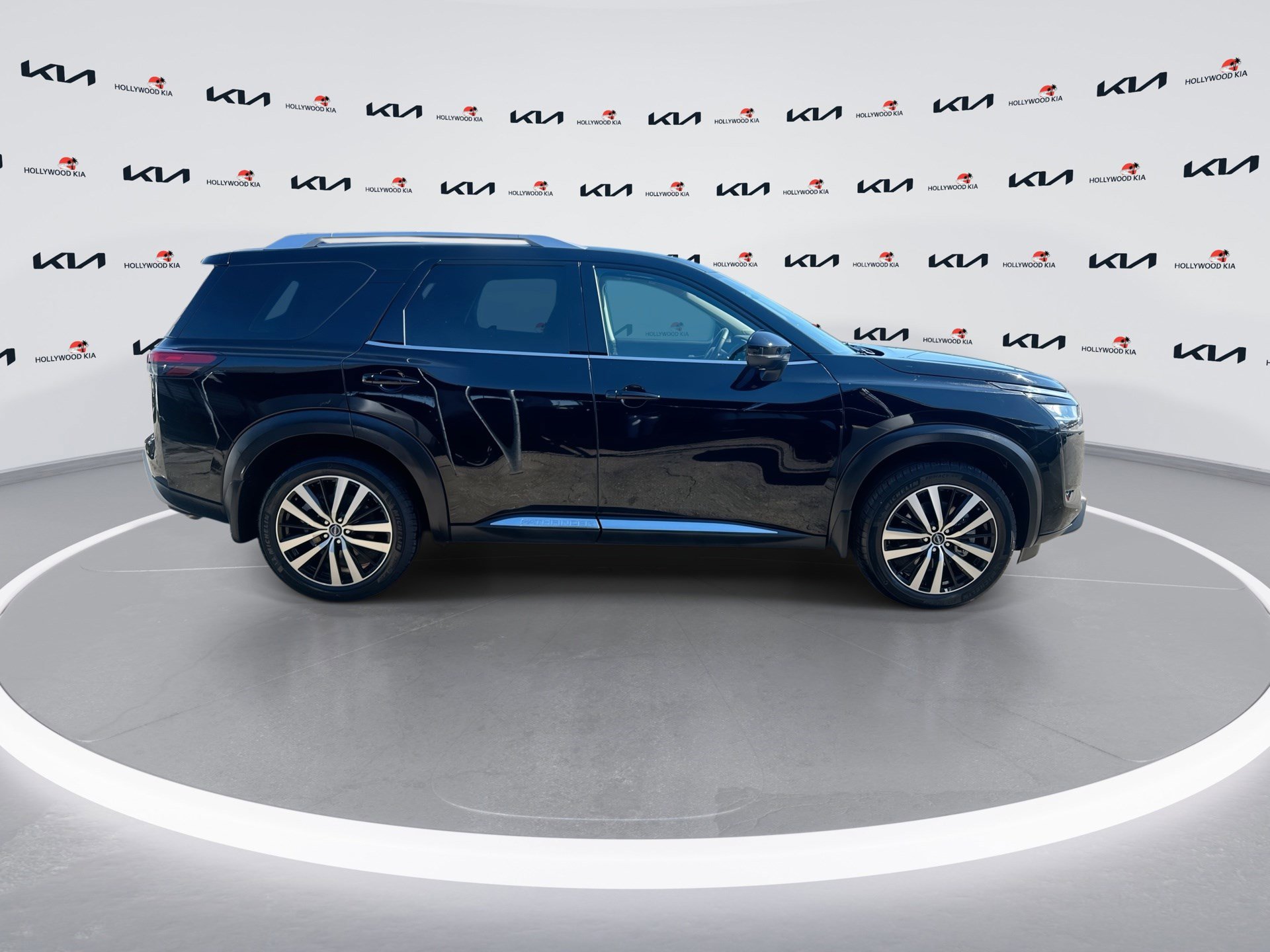 Used 2024 Nissan Pathfinder Platinum w/ Cargo Package image 9