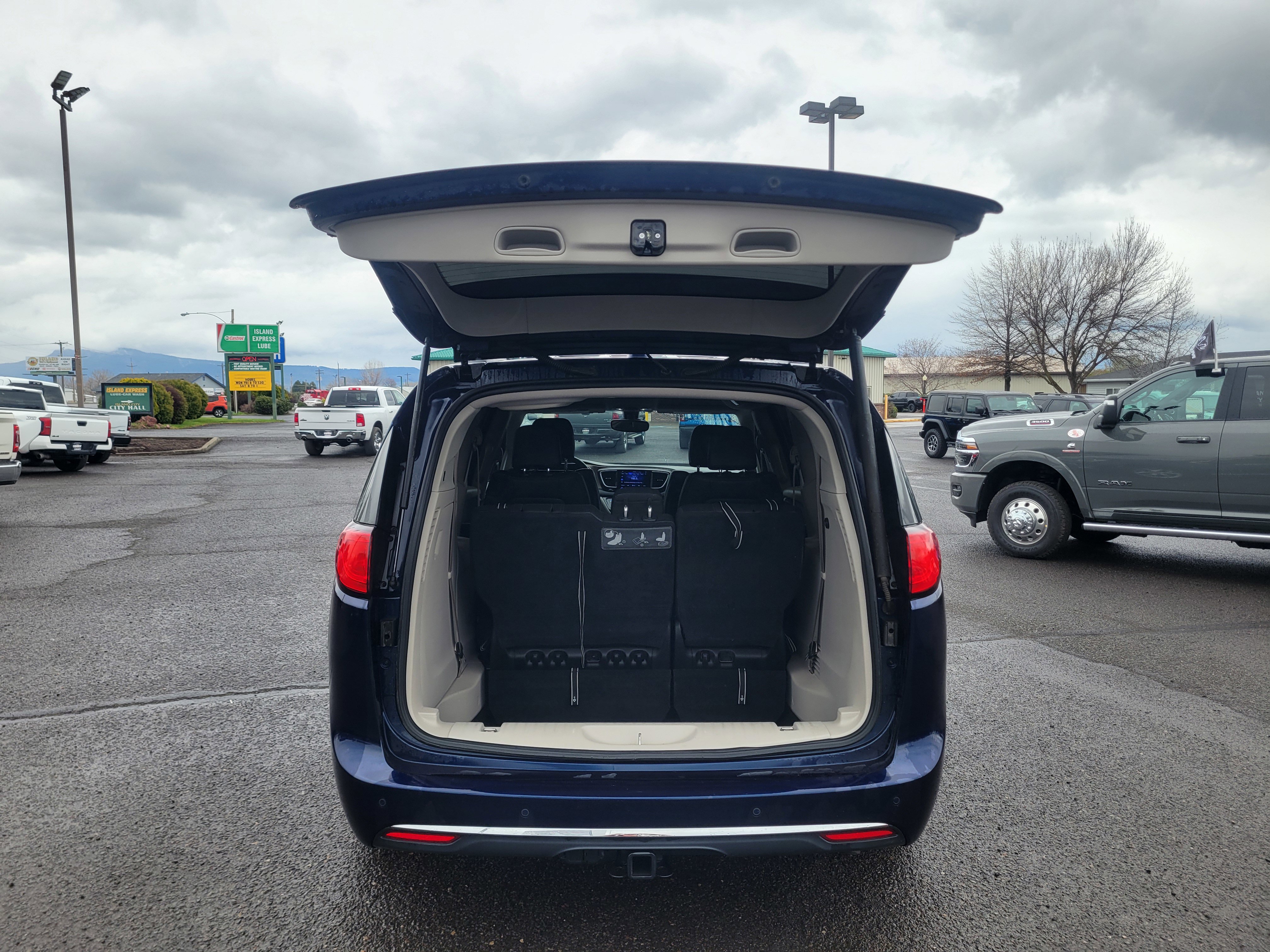 Used 2017 Chrysler Pacifica Touring-L Plus image 11