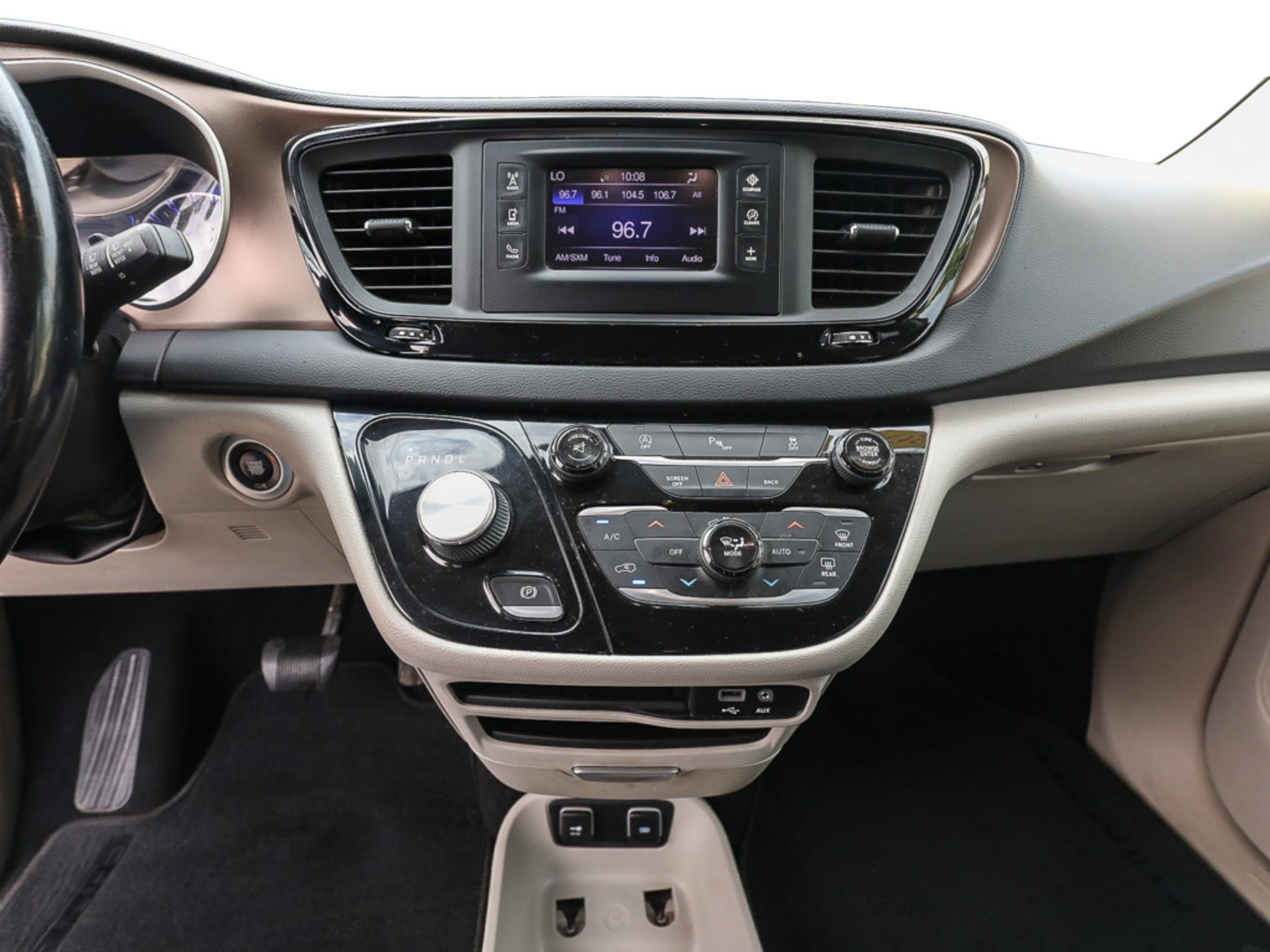 Used 2017 Chrysler Pacifica Touring-L FWD image 16