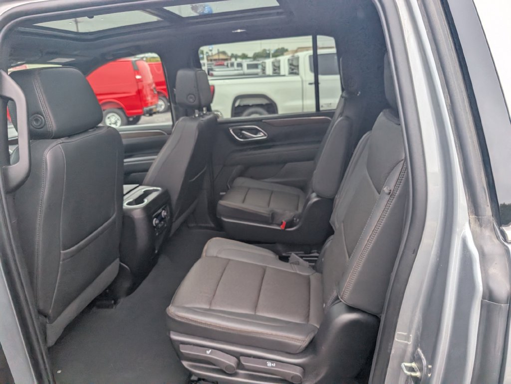 Used 2023 Chevrolet Suburban High Country w/ Premium Package 2 AWD/4WD image 9