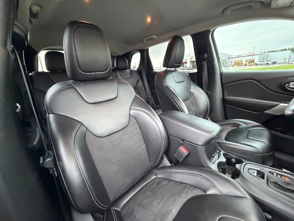 Used 2022 Jeep Cherokee Latitude AWD/4WD image 38