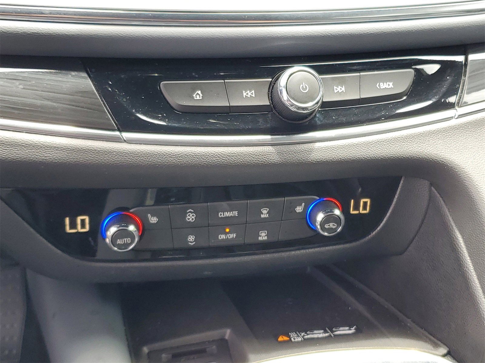 Used 2022 Buick Enclave Essence image 18