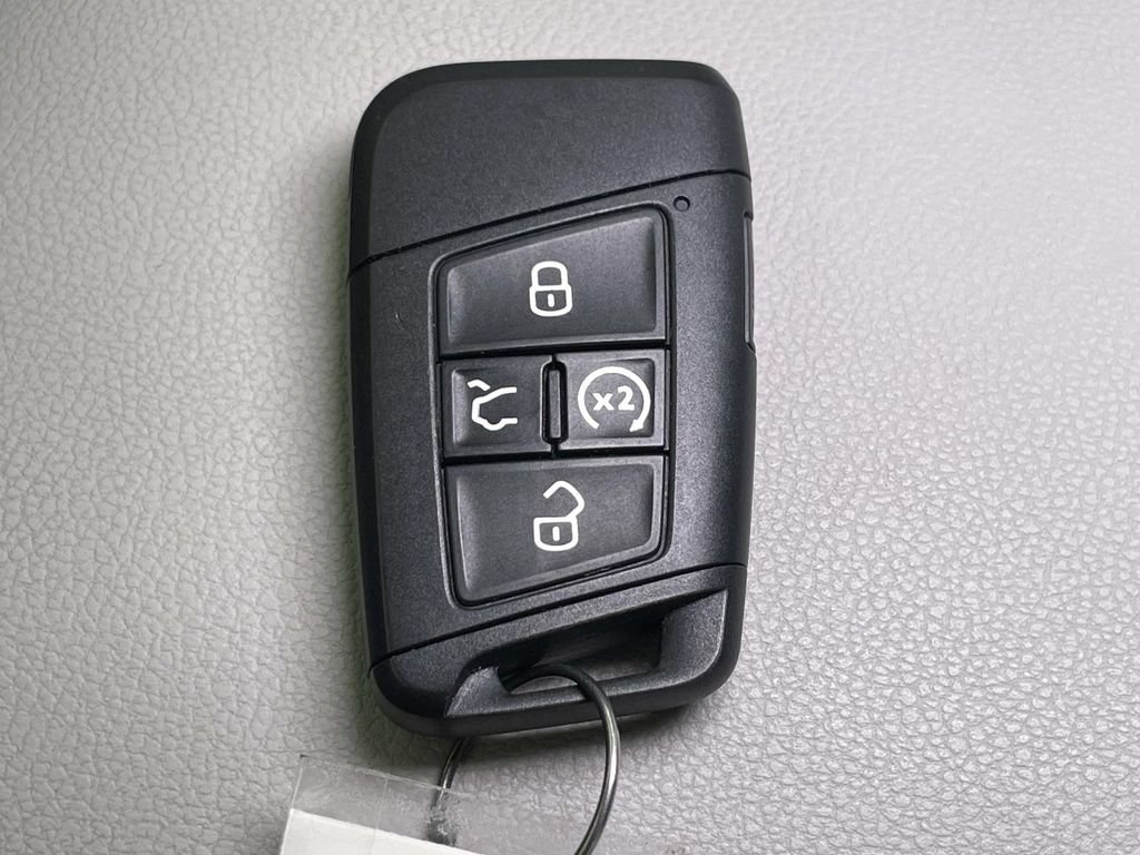 Used 2024 Volkswagen Tiguan SE R-Line AWD/4WD image 41