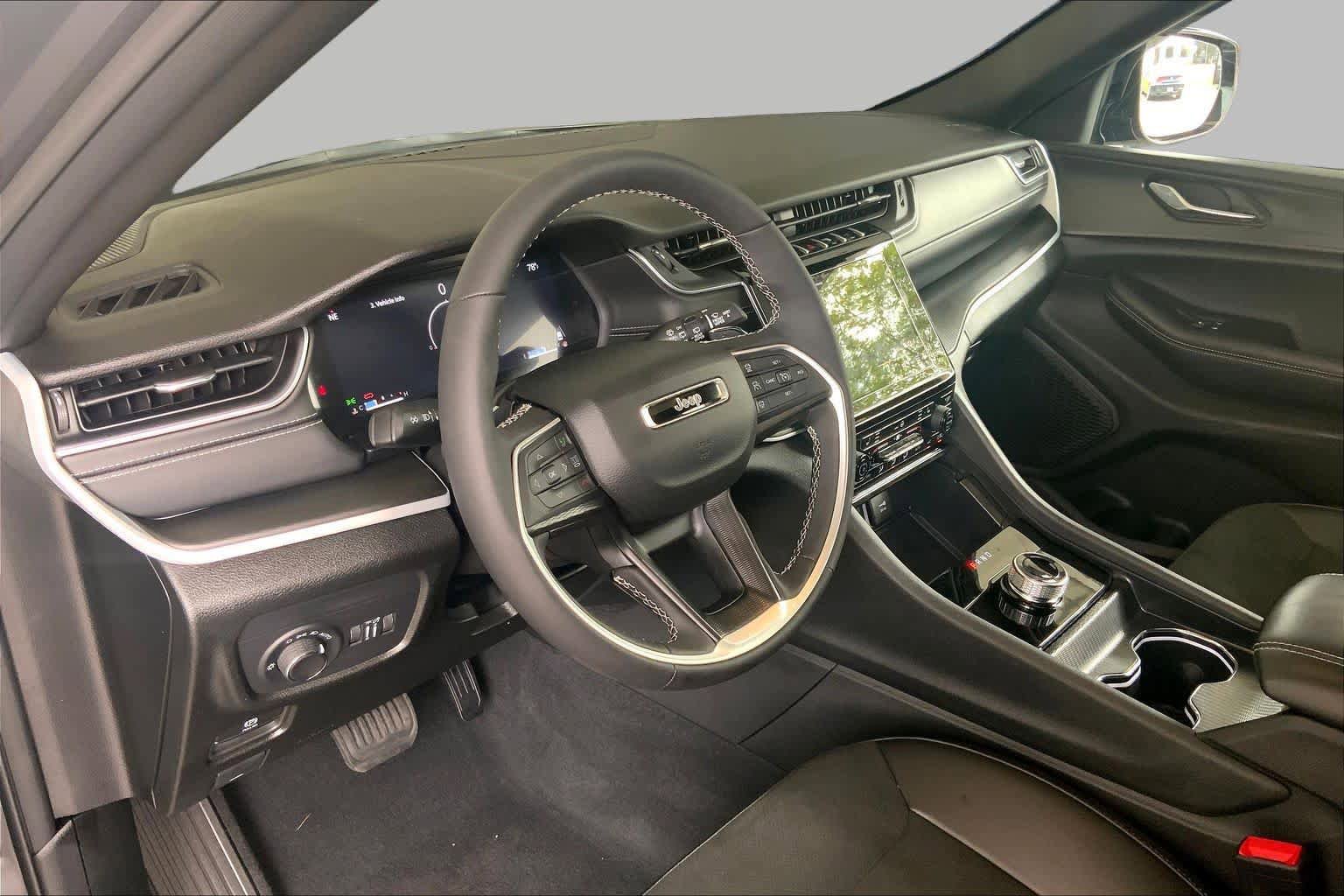 Used 2025 Jeep Grand Cherokee Altitude AWD/4WD image 31