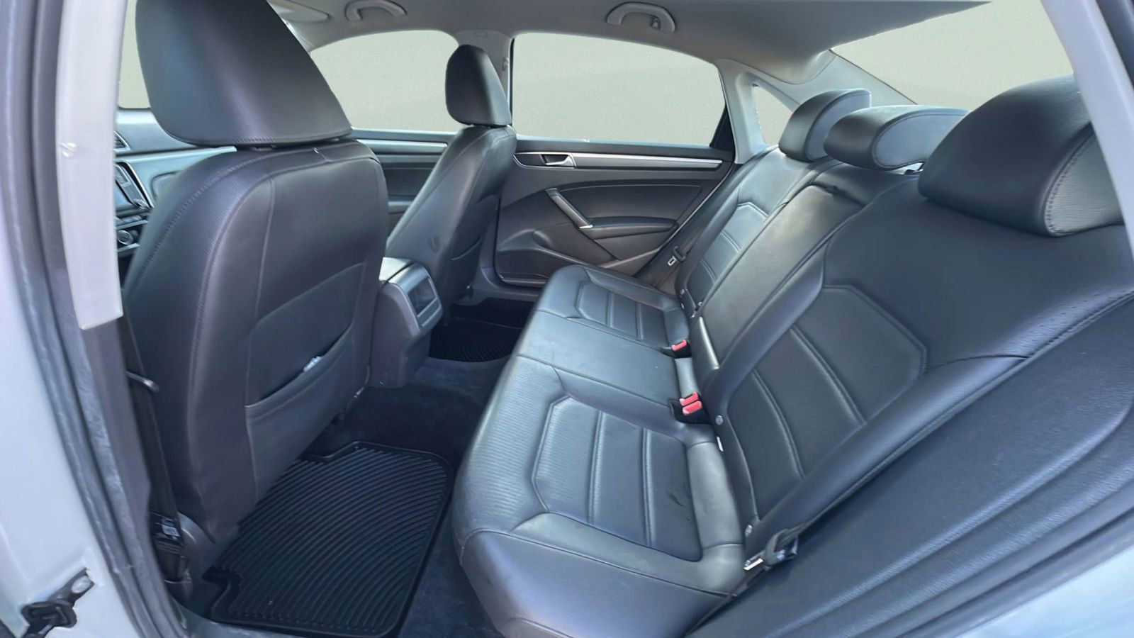 Used 2018 Volkswagen Passat 2.0T R-Line w/ R-Line Lighting Package FWD image 18