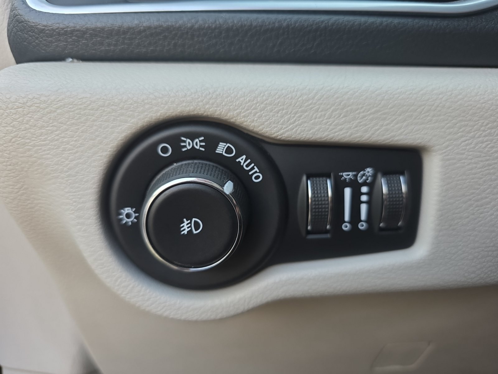 Used 2018 Chrysler Pacifica Limited w/ Tire & Wheel Group FWD image 26
