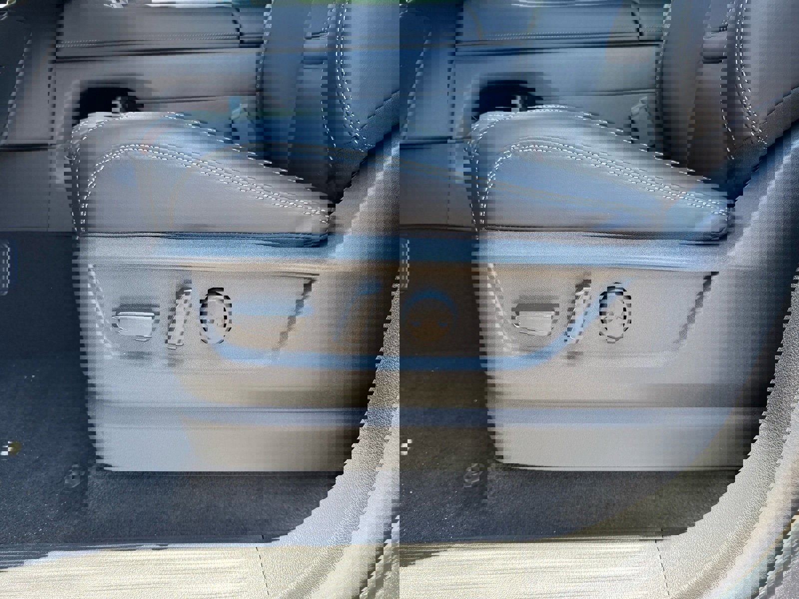 New 2025 Nissan Armada SL w/ Captain's Chari Seat Package image 21