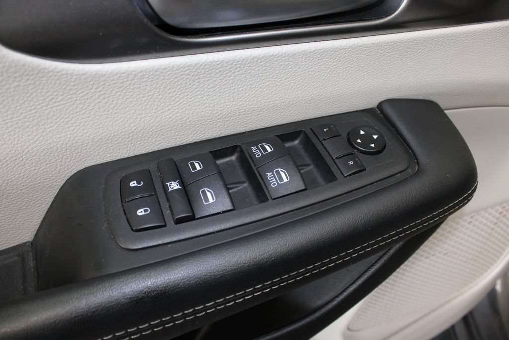 Used 2023 Chrysler Pacifica Touring-L FWD image 20