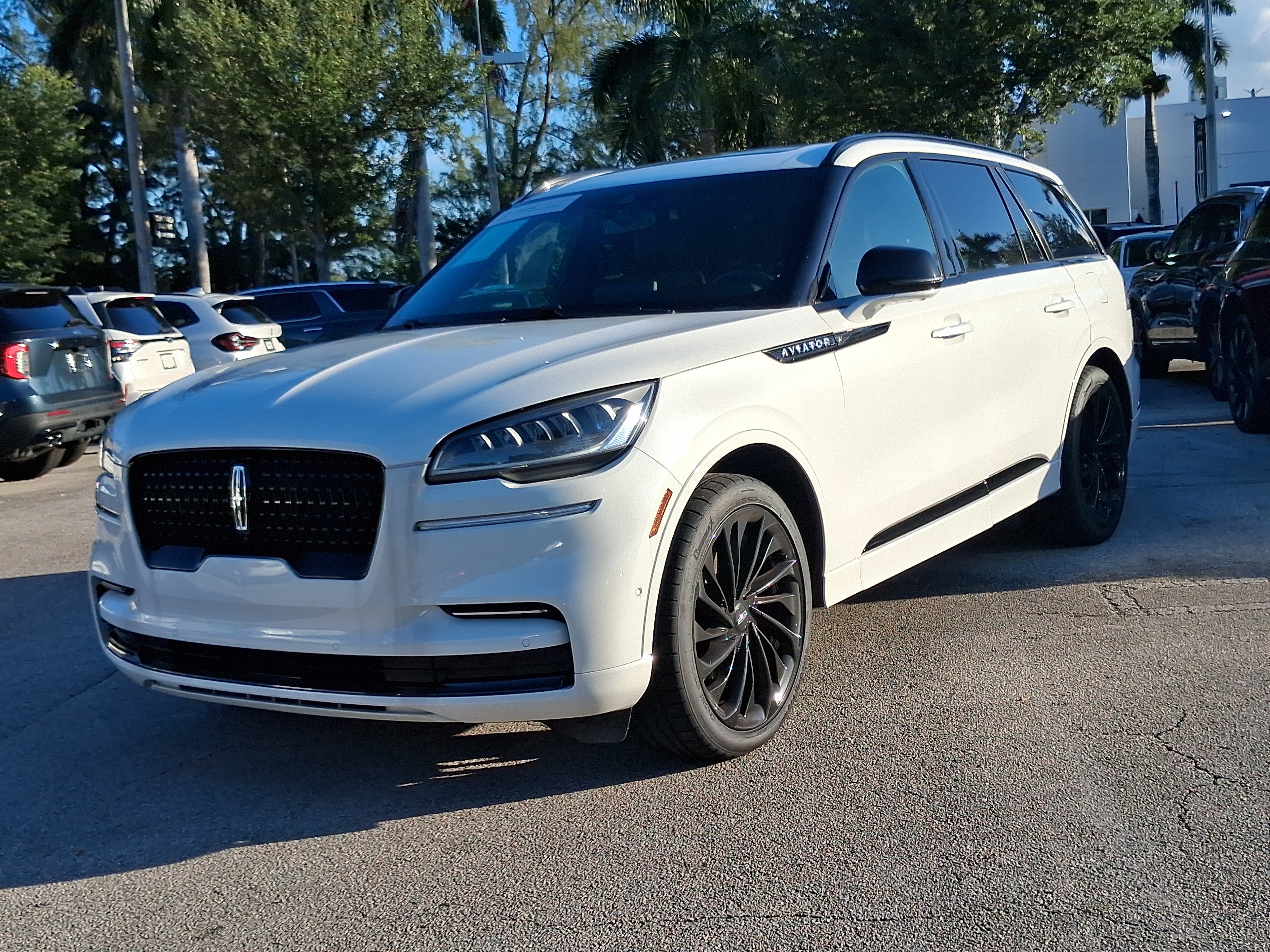 Certified 2024 Lincoln Aviator Reserve w/ Jet Package RWD image 2